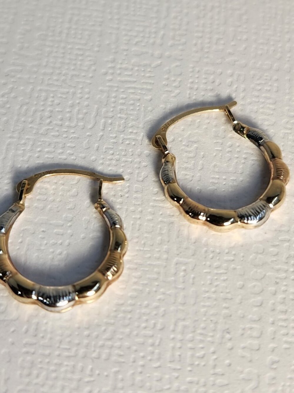 Gorgeous VTG 1980's Solid 10k Tri-Color Gold Bamboo Hoop Earrings 12mm - Picture 11 of 13